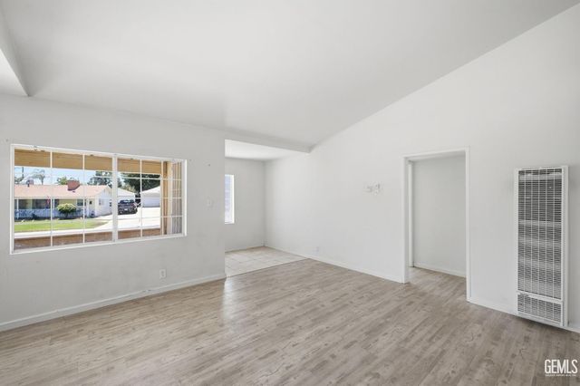 214 LOWELL Drive, Bakersfield, CA 93308