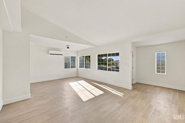 214 LOWELL Drive, Bakersfield, CA 93308