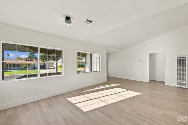 214 LOWELL Drive, Bakersfield, CA 93308