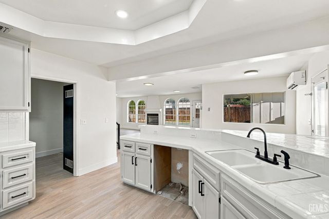 214 LOWELL Drive, Bakersfield, CA 93308