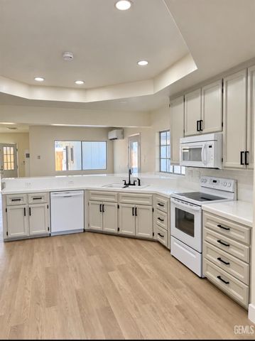 214 LOWELL Drive, Bakersfield, CA 93308