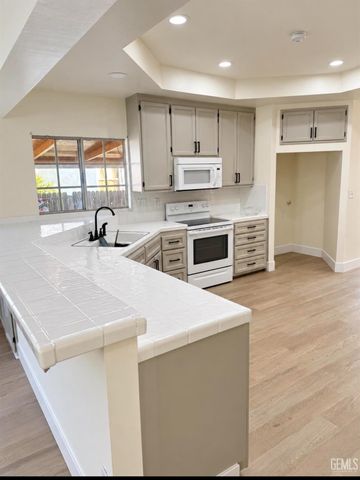 214 LOWELL Drive, Bakersfield, CA 93308