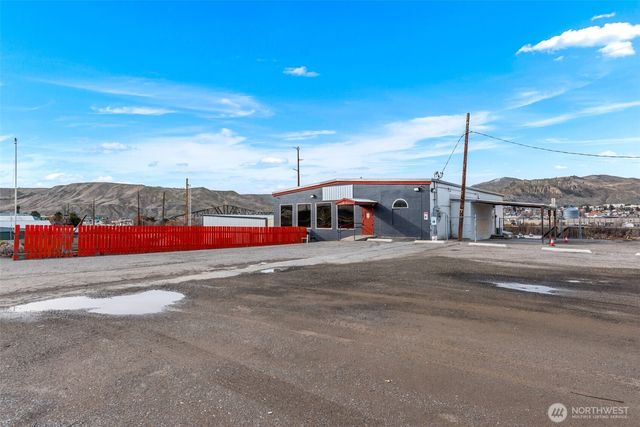 1052 Valley Mall PKWY, East Wenatchee, WA 98802