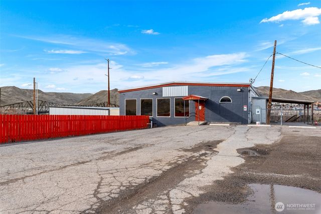 1052 Valley Mall PKWY, East Wenatchee, WA 98802