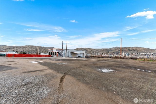 1052 Valley Mall PKWY, East Wenatchee, WA 98802