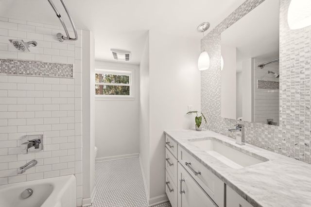 1204 E Overbluff Rd, Spokane, WA 99203