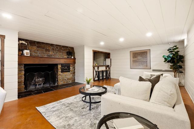 1204 E Overbluff Rd, Spokane, WA 99203