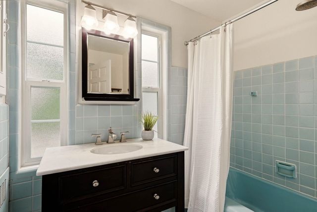 1204 E Overbluff Rd, Spokane, WA 99203