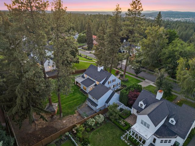 1204 E Overbluff Rd, Spokane, WA 99203