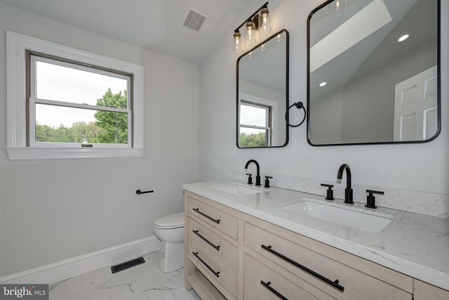 270 HARTFORD RD, Medford, NJ 08055