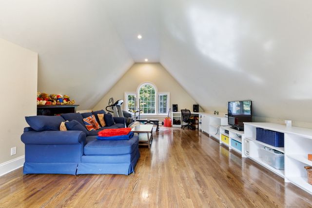 758 Smith Ridge Road, New Canaan, CT 06840