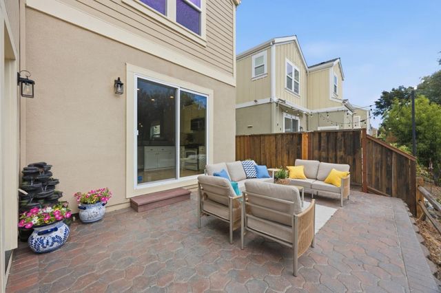 302 Creekside Village Drive, Los Gatos, CA 95032
