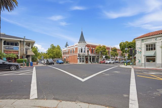 302 Creekside Village Drive, Los Gatos, CA 95032