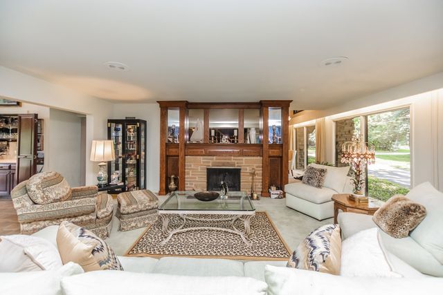 8080 Wolf Road, Burr Ridge, IL 60527