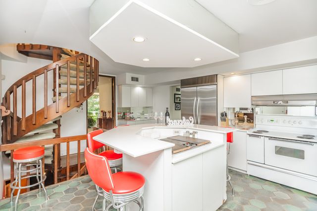 8080 Wolf Road, Burr Ridge, IL 60527