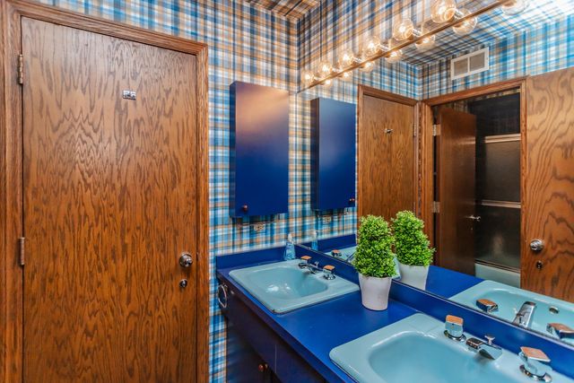 8080 Wolf Road, Burr Ridge, IL 60527