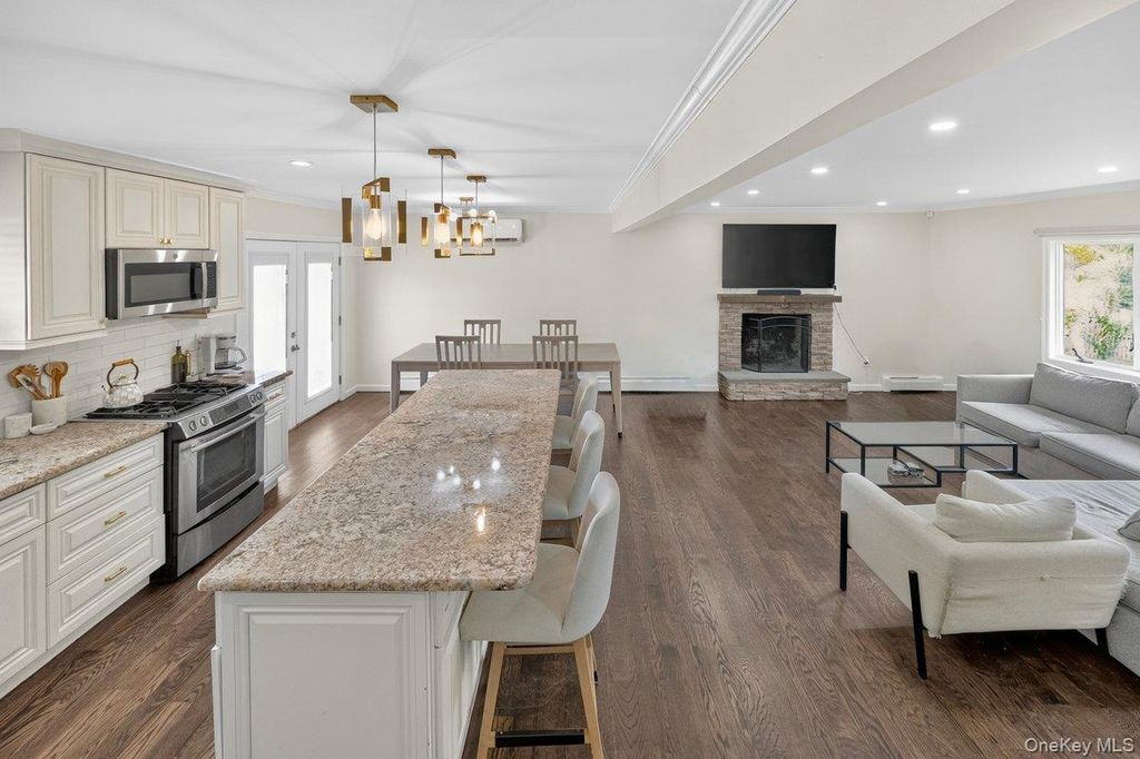 61 Carleton Avenue, Amityville, NY 11701 — photo 4