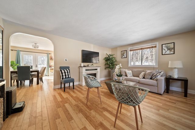 8 Standish Way Apt 8, Amherst, NH 03031