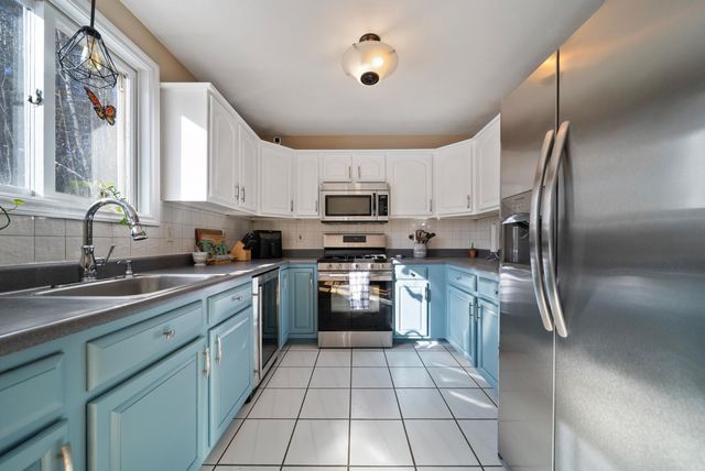 8 Standish Way Apt 8, Amherst, NH 03031