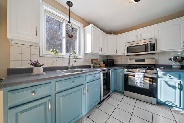 8 Standish Way Apt 8, Amherst, NH 03031