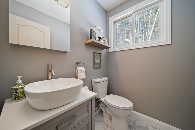 8 Standish Way Apt 8, Amherst, NH 03031