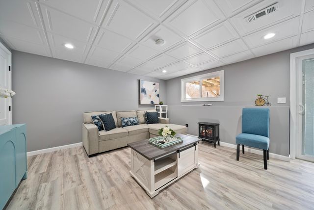 8 Standish Way Apt 8, Amherst, NH 03031