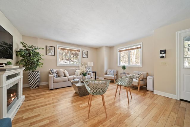 8 Standish Way Apt 8, Amherst, NH 03031