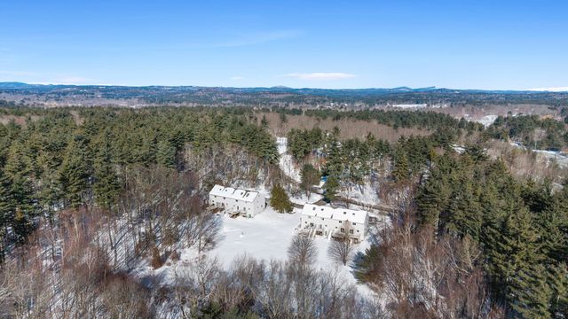 8 Standish Way Apt 8, Amherst, NH 03031