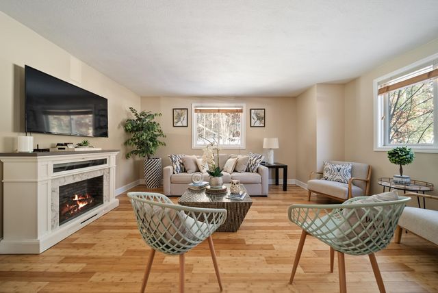 8 Standish Way Apt 8, Amherst, NH 03031