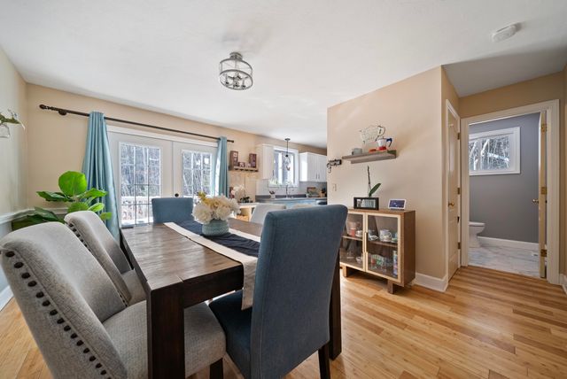 8 Standish Way Apt 8, Amherst, NH 03031