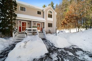 8 Standish Way Apt 8, Amherst, NH 03031