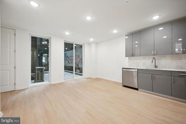 225-27 N 12TH ST, Philadelphia, PA 19107