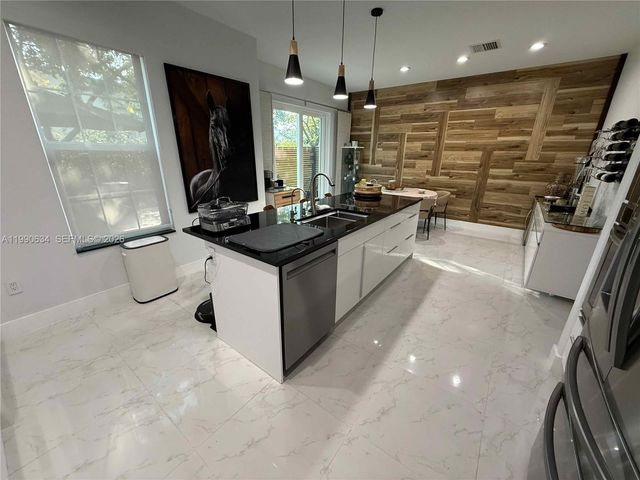 6923 Julia Gardens Dr, Coconut Creek, FL 33073