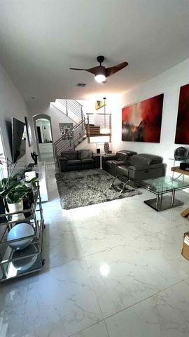 6923 Julia Gardens Dr, Coconut Creek, FL 33073