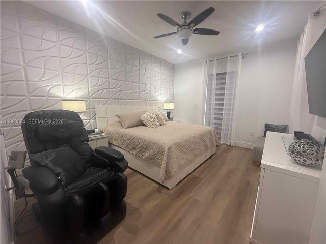 6923 Julia Gardens Dr, Coconut Creek, FL 33073