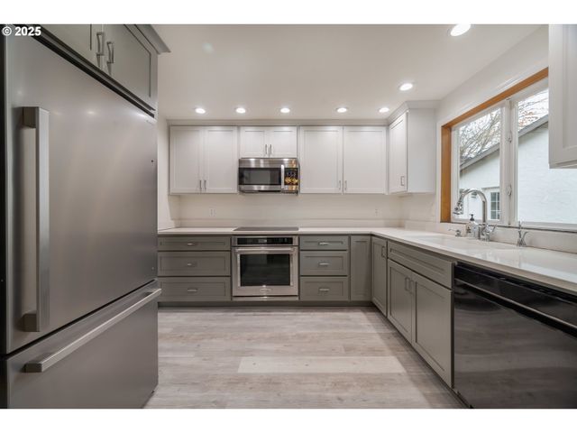 830 IRONWOOD Dr Se, Salem, OR 97306