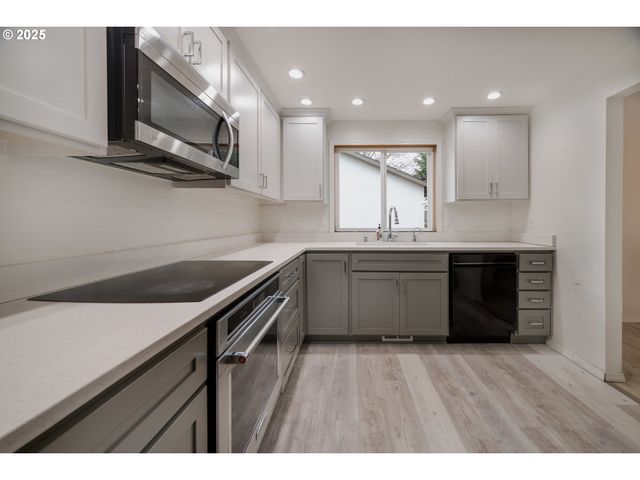 830 IRONWOOD Dr Se, Salem, OR 97306