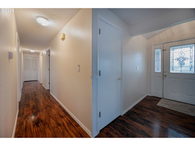 830 IRONWOOD Dr Se, Salem, OR 97306