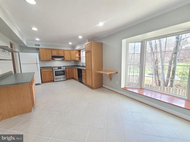 6644 GREEN ASH DR, Springfield, VA 22152