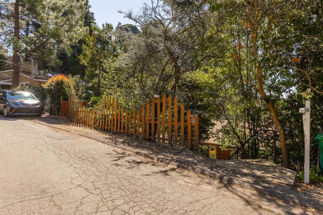 373 Taurus Ave, Oakland, CA 94611