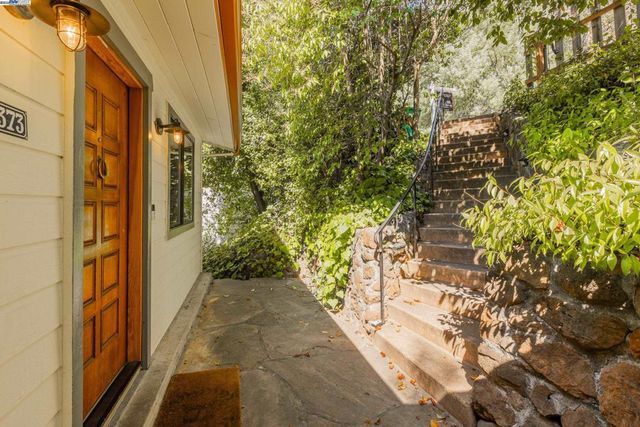 373 Taurus Ave, Oakland, CA 94611
