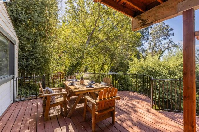 373 Taurus Ave, Oakland, CA 94611