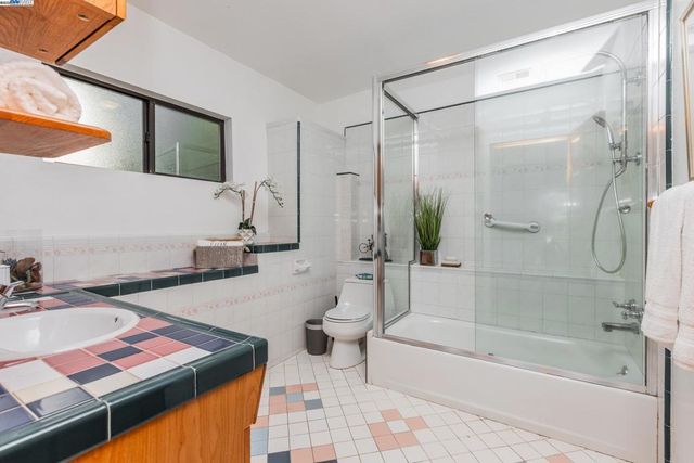 373 Taurus Ave, Oakland, CA 94611