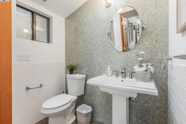 373 Taurus Ave, Oakland, CA 94611