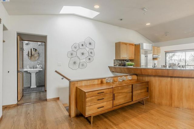 373 Taurus Ave, Oakland, CA 94611
