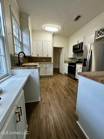724 Meadowbrook Road, Jackson, MS 39206