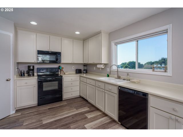 2131 Beach Loop Drive, Bandon, OR 97411