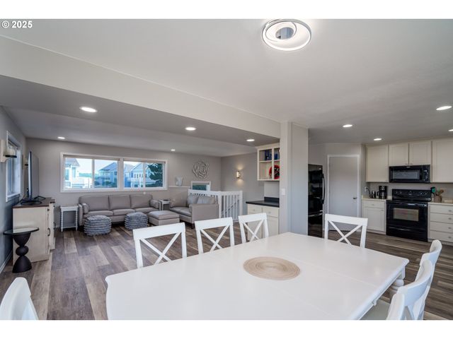 2131 Beach Loop Drive, Bandon, OR 97411