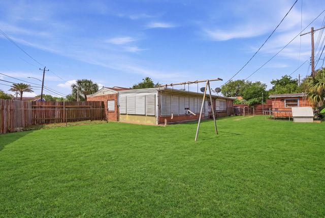 106 Barracuda Avenue, Galveston, TX 77550