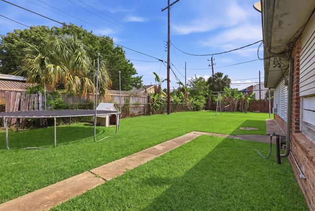106 Barracuda Avenue, Galveston, TX 77550